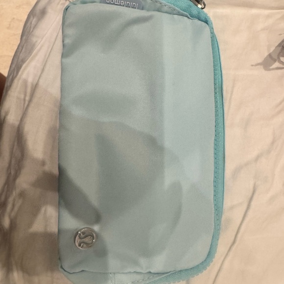 Lululemon Everywhere Belt Bag 1L | Icing Blue / Eton Blue - Picture 6 of 11